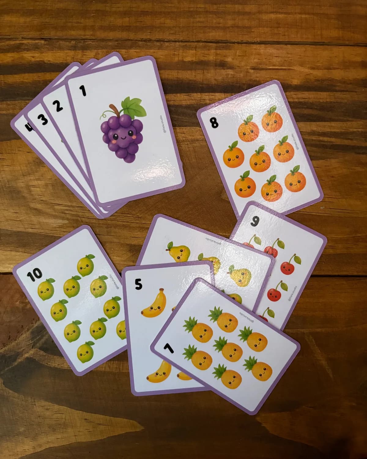 Cartas de números com frutas agrupadas em diferentes quantidades